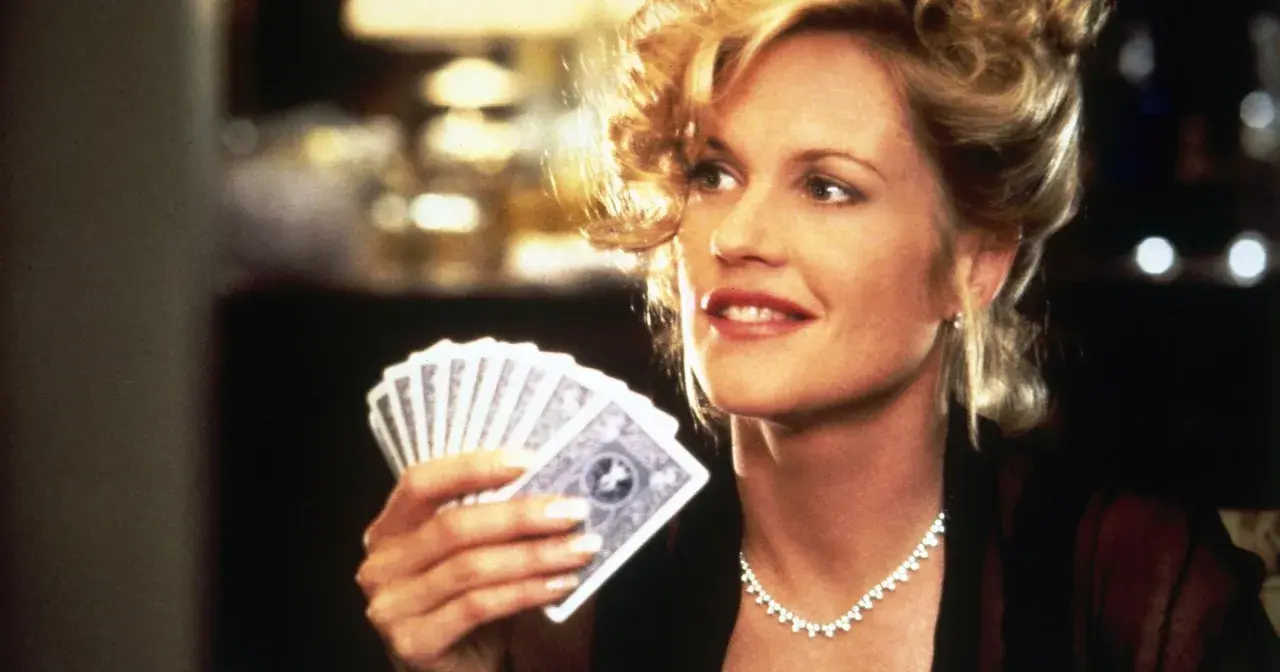 Melanie Griffith z kartami w ręku, jak z jednego z jej filmów.