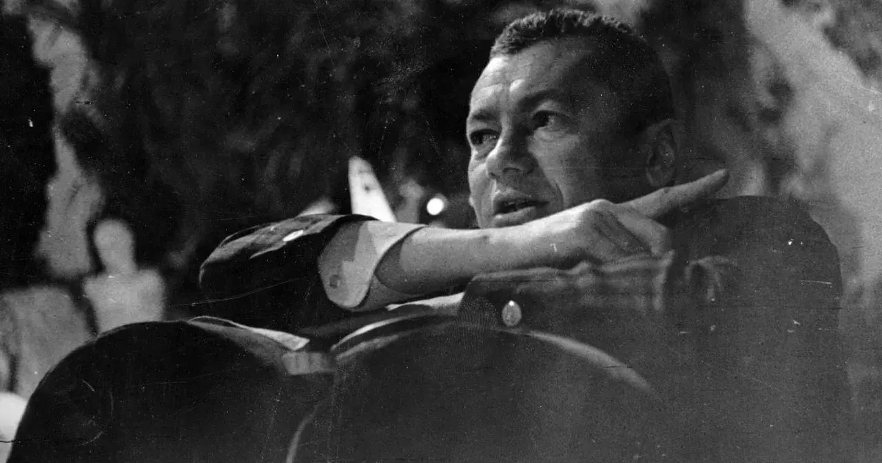 Wojciech Jerzy Has, reżyser znany z wielu filmów, gestykuluje podczas spotkania.
