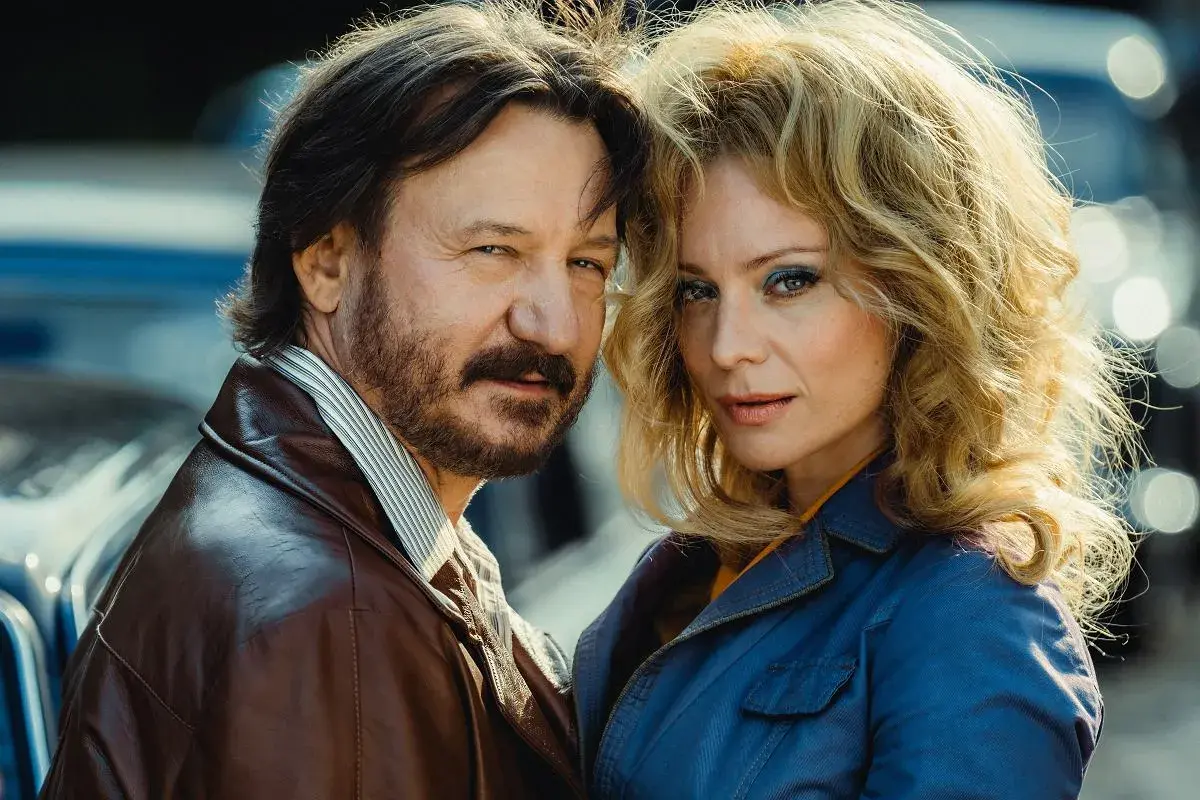 Para mężczyzny i kobiety, ona ma blond włosy i niebieskie cienie do powiek, on ma zarost. Wyglądają jak para z lat 70., może to różyczka z filmu.