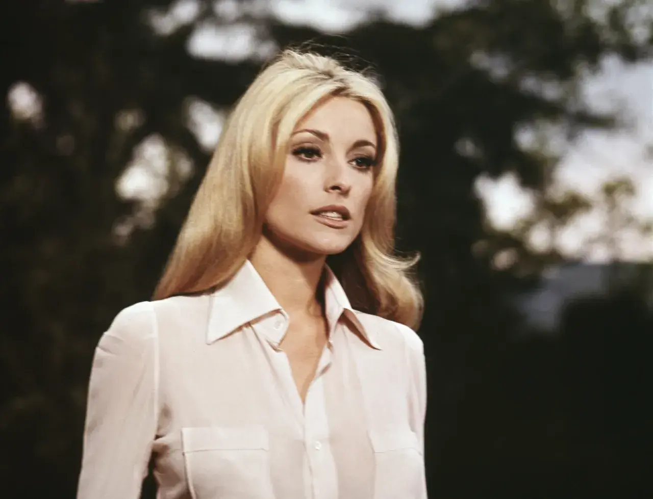 Sharon Tate, ikona kina, w jasnej bluzce. Jej uroda zapisała się w historii filmów.