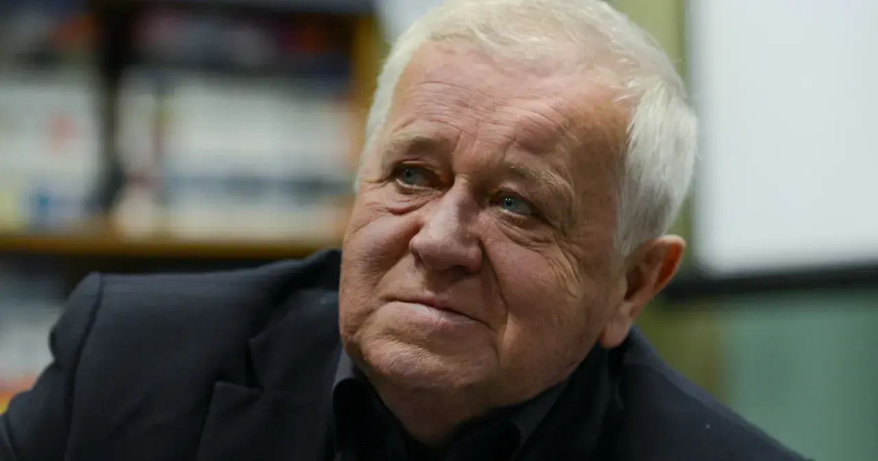 Marian Dziędziel, znany z wielu niezapomnianych ról w polskich filmach, zamyślony w czarnym garniturze.