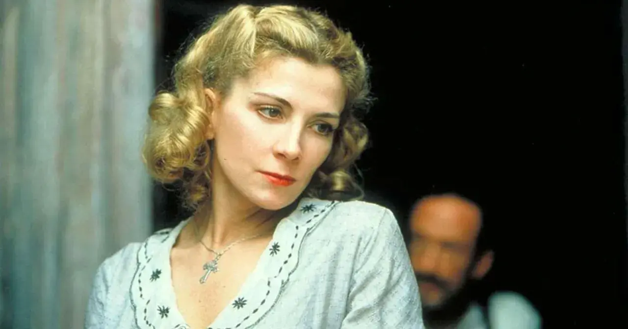 Natasha Richardson w jednym z filmów, z charakterystyczną fryzurą i krzyżykiem na szyi.