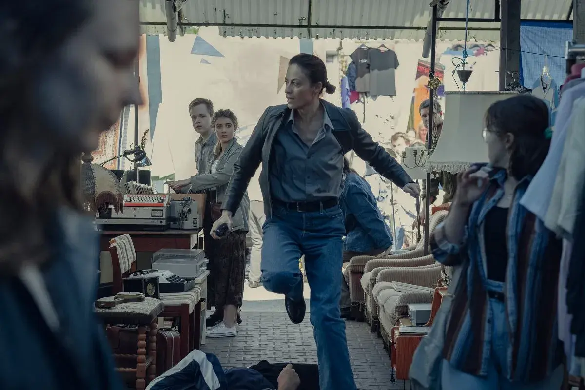 Magdalena Różczka w akcji na pchlim targu, jak w jej filmach i serialach. Dynamiczna scena z elementami retro.