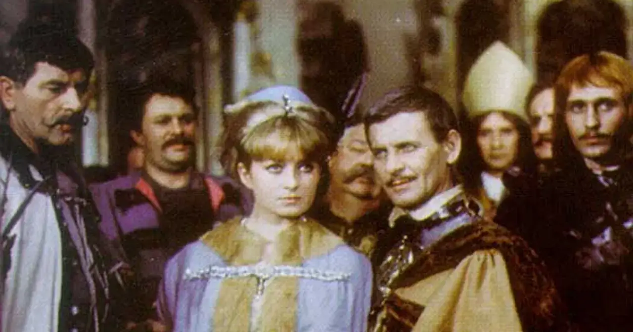 Magdalena Zawadzka w historycznych filmach, u boku mężczyzn w strojach z epoki.