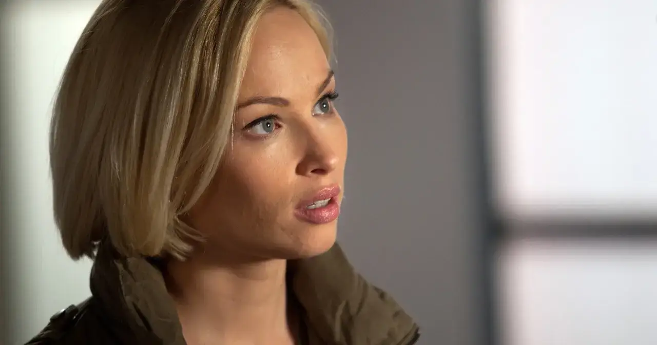 Weronika Książkiewicz w jednym z filmów, z blond włosami i w kurtce.