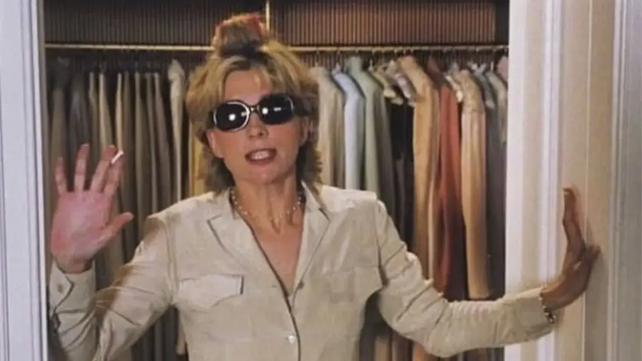 Natasha Richardson w jednym ze swoich filmów, w okularach i z papierosem, stoi przed szafą pełną ubrań.