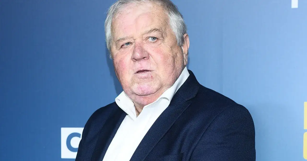 Marian Dziędziel, znany z wielu niezapomnianych ról w polskich filmach, w eleganckim garniturze.