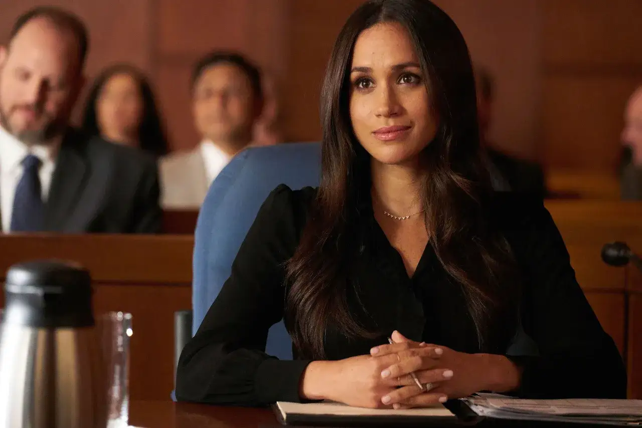 Meghan, księżna Sussexu, w scenie z serialu