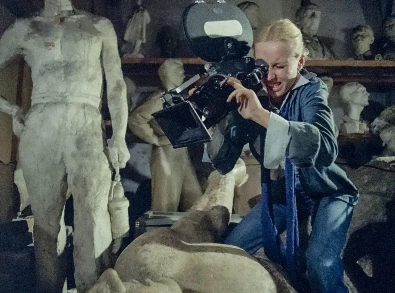 Kobieta z kamerą w pracowni rzeźbiarskiej, jak w filmach Feliksa Falka.