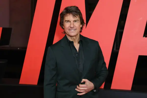 Tom Cruise w garniturze, gotowy na kolejną misję niemożliwą.