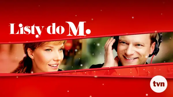 Uśmiechnięci bohaterowie filmu "Listy do M. 7" na czerwonym tle.